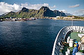 Le isole Lofoten Norvegia. L'Hurtigruten  Midnatsol si avvicina velocemente a Svolvaer  (Austvagoya).